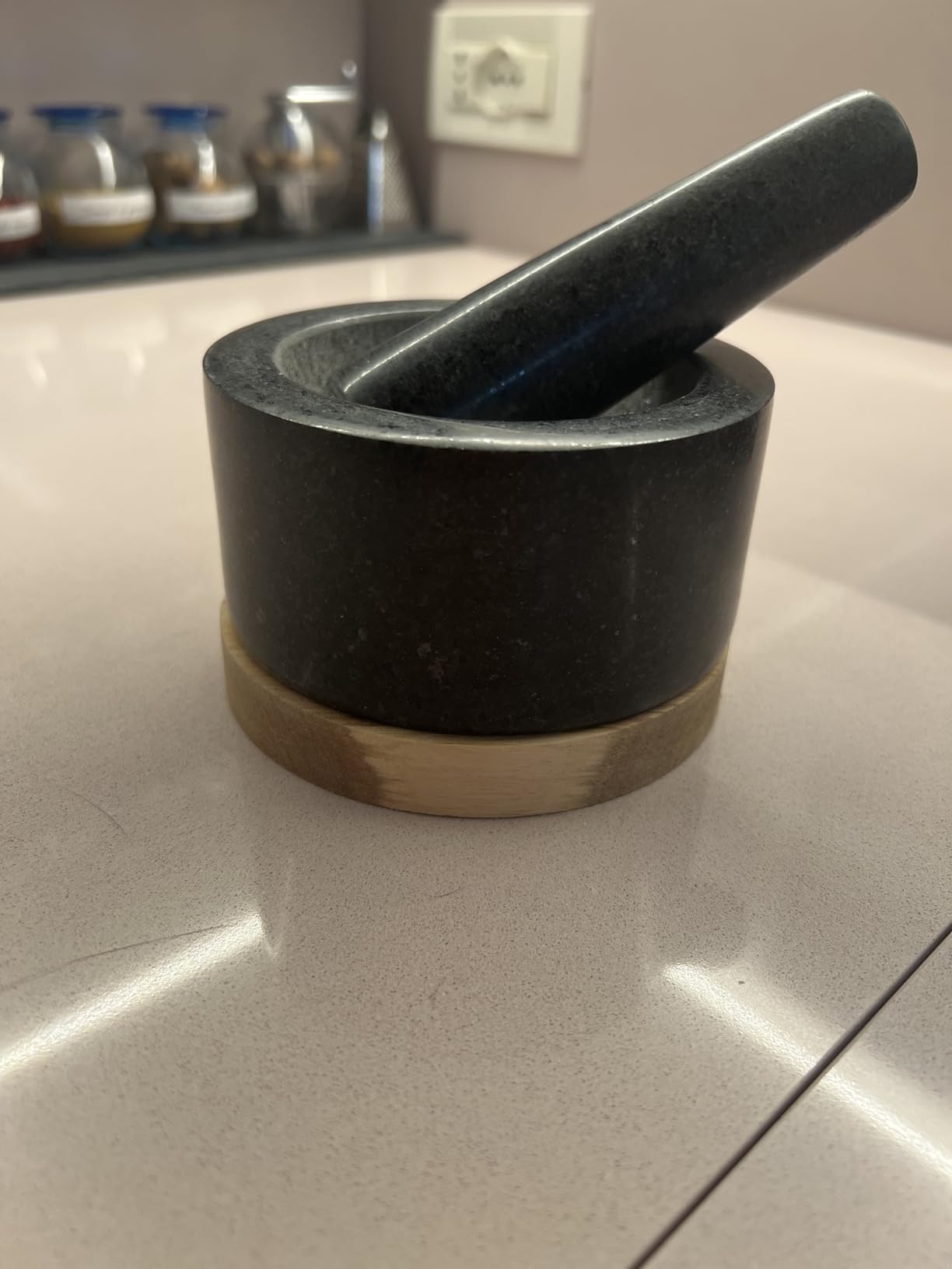 ECENCE Mortaio con Pestello Granito Ø11 cm con Base Legno